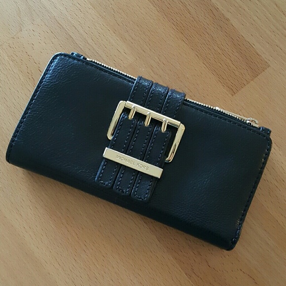 Michael Kors Handbags - Michael Kors Gansevoort Black Leather Wallet